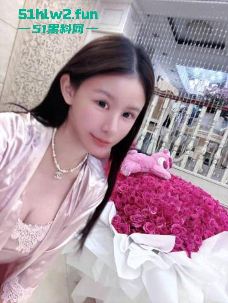 玩大了！抖音女网红【周艺zoyenana】为博眼球开法拉利横冲直撞玩炫富，被警察连人带车一起押走。-6