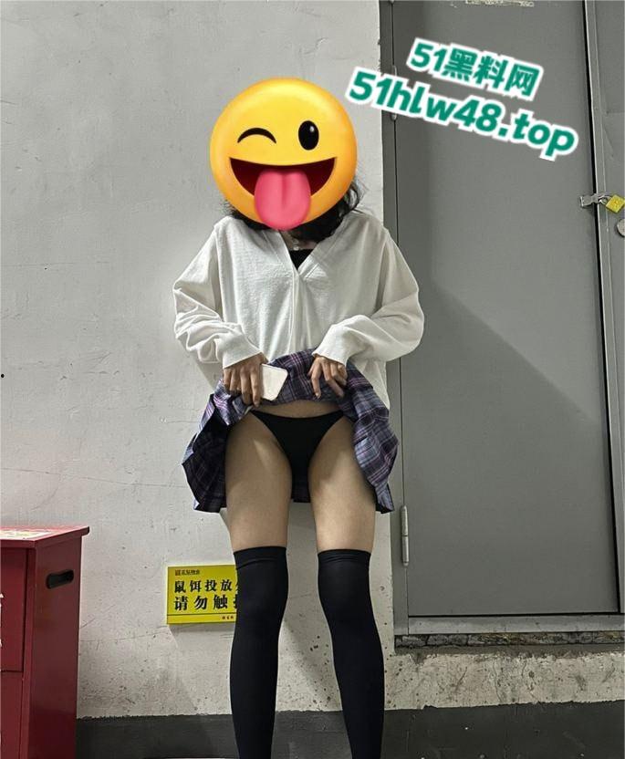 广东电子科技大学中山学院女大学生【曾嘉仪】被调教的黑料视频全校疯传，深喉跪舔后入爆操无套打桩高潮连连！-8