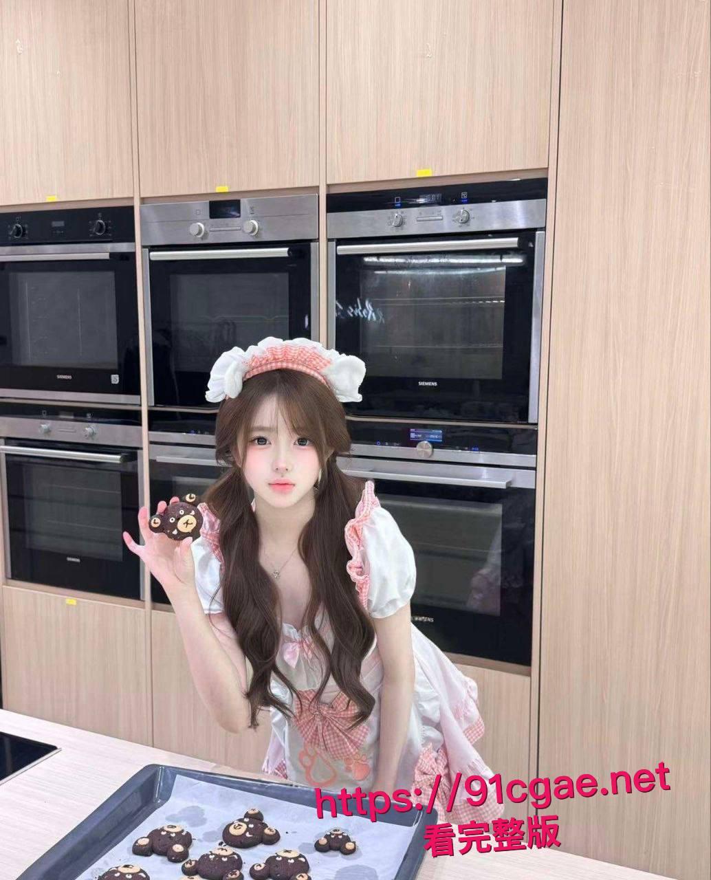 狠心男友实锤曝光！小嫩妹女友卧室大床边看电视边含屌，后入翘臀操到腿软，画面骚得犯规！-6