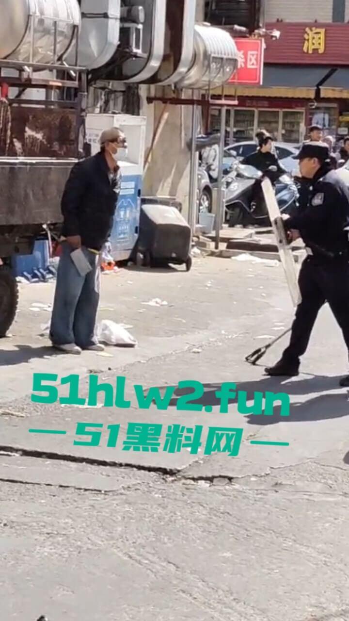 汕尾市海丰县持刀匪徒和帽子叔叔对峙被抓，王某抢劫犯此前有吸毒史逮捕现场视频曝光。-1