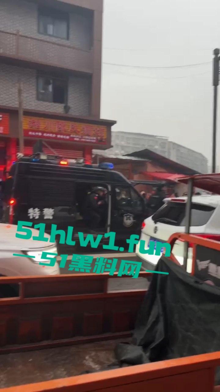 四川蓬安已婚女子装单身骗财骗爱被上头男持刀捅死，原配老公惨遭连坐一家归西。-2