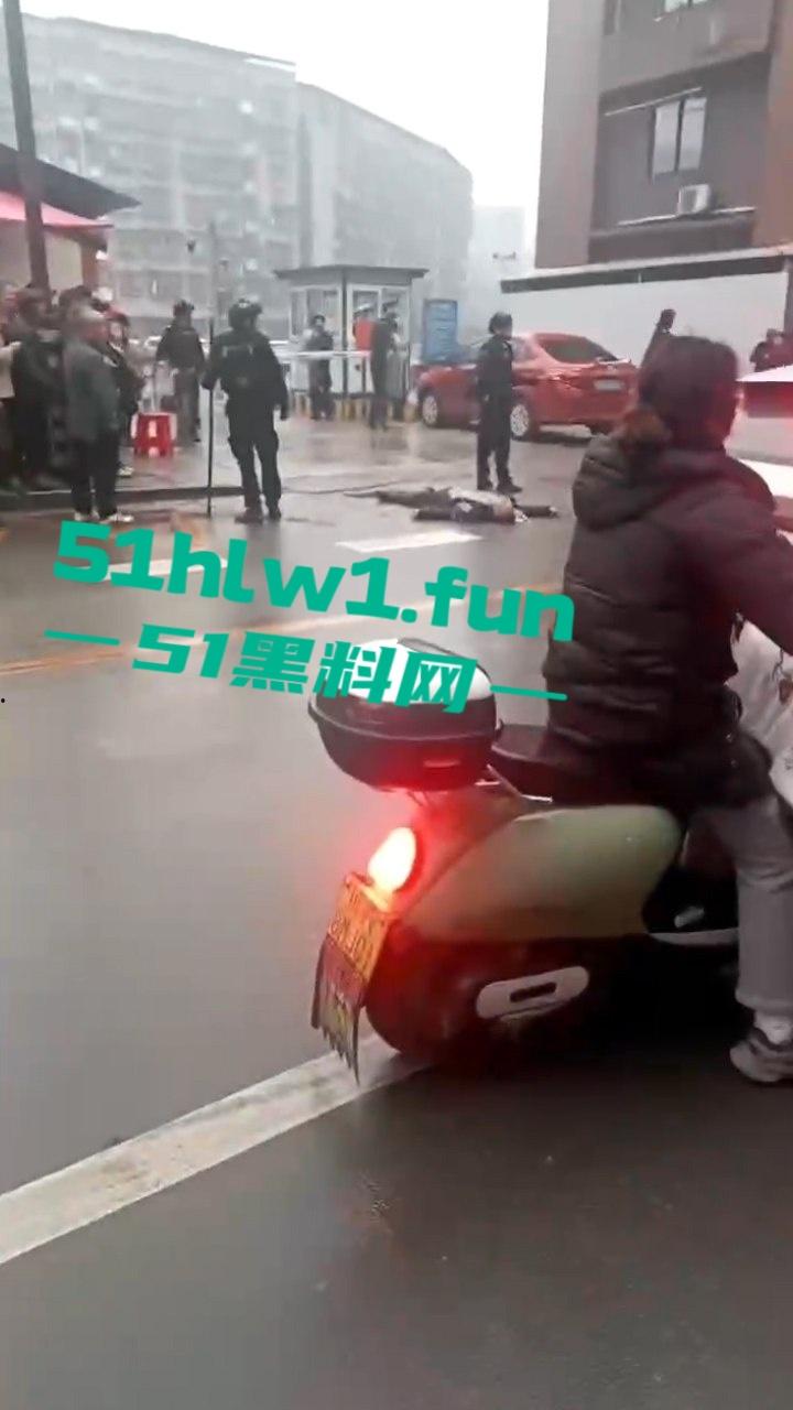 四川蓬安已婚女子装单身骗财骗爱被上头男持刀捅死，原配老公惨遭连坐一家归西。-4