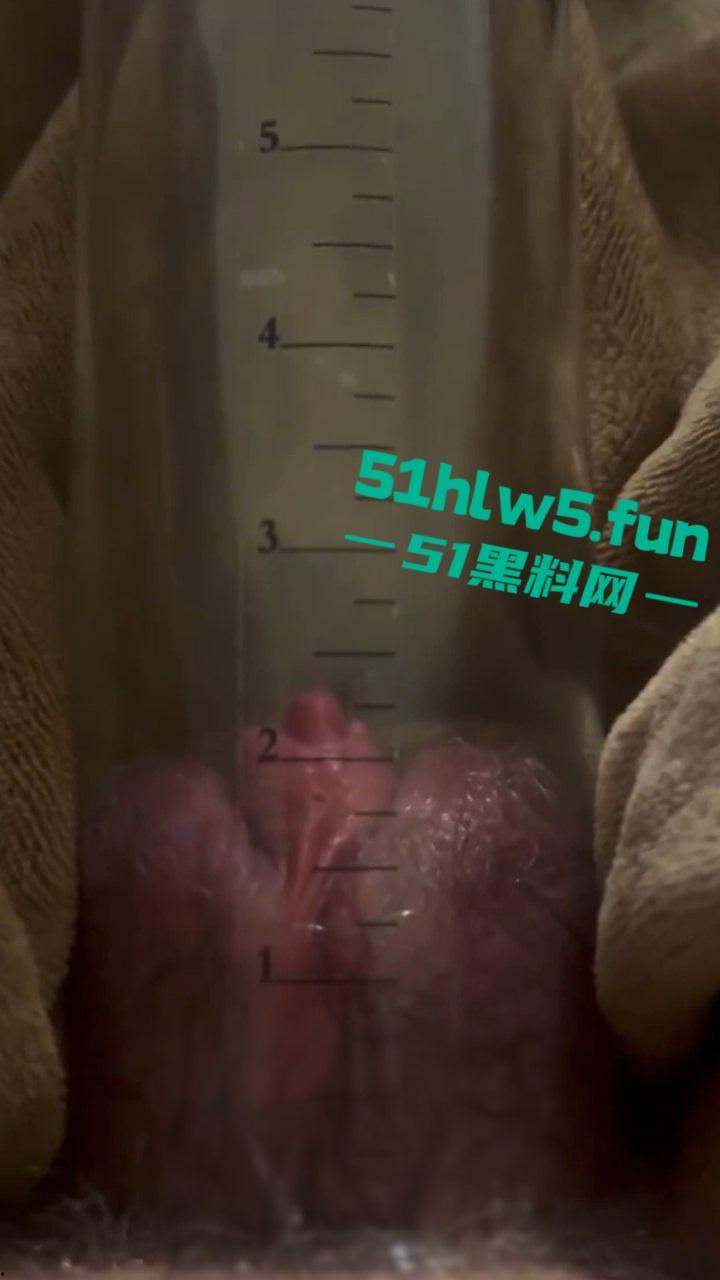 老外变态重口玩穴,用真空器把逼吸到浮肿,吸完的小穴看着非常粉嫩饱满真像甜蜜蜜的水蜜桃。-2