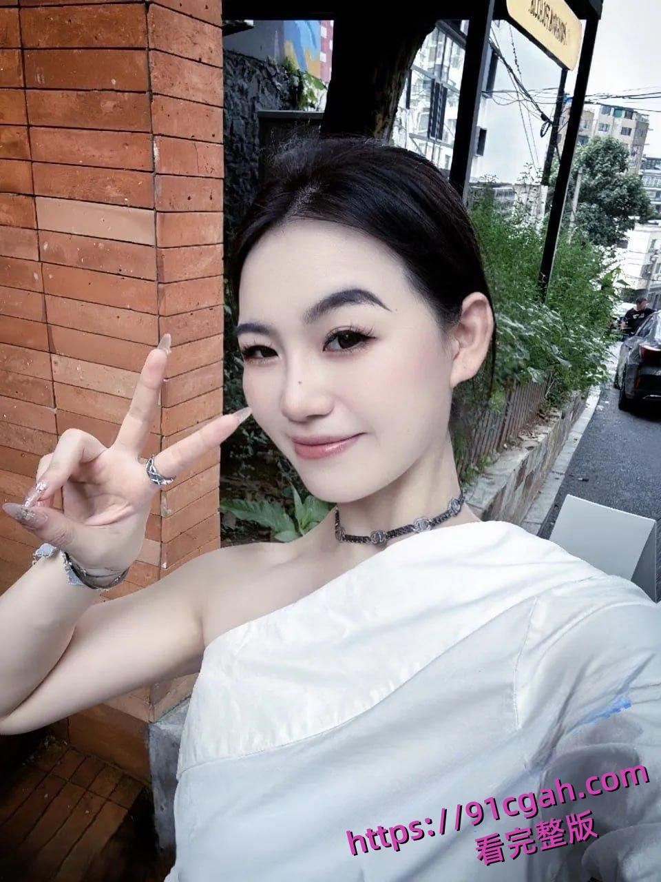 极品巨乳御姐尤物调教成母狗口交毒龙舔脚简直就是资本的玩具-1