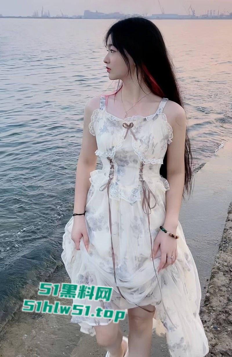 四川大学【安佳瑞】不雅视频曝光,清纯学生妹逃课与同学约炮,一线天小穴被操的淫水四溅,娇嫩酮体无限诱惑!-1