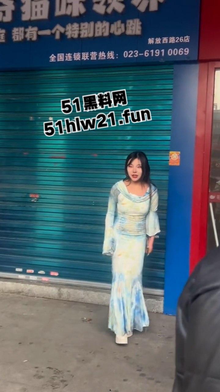 长沙解放西成网红擦边女云集地，蓝裙美女当街撩客E杯大奶随便摸，真实太开放了。-2