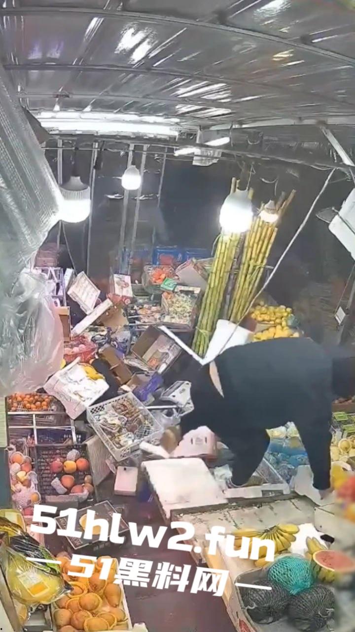大连某水果店监控，恶意伤人事件曝光水果店老板不仅卖的贵，还缺斤少两以次充好被两男子报复砸摊。-2
