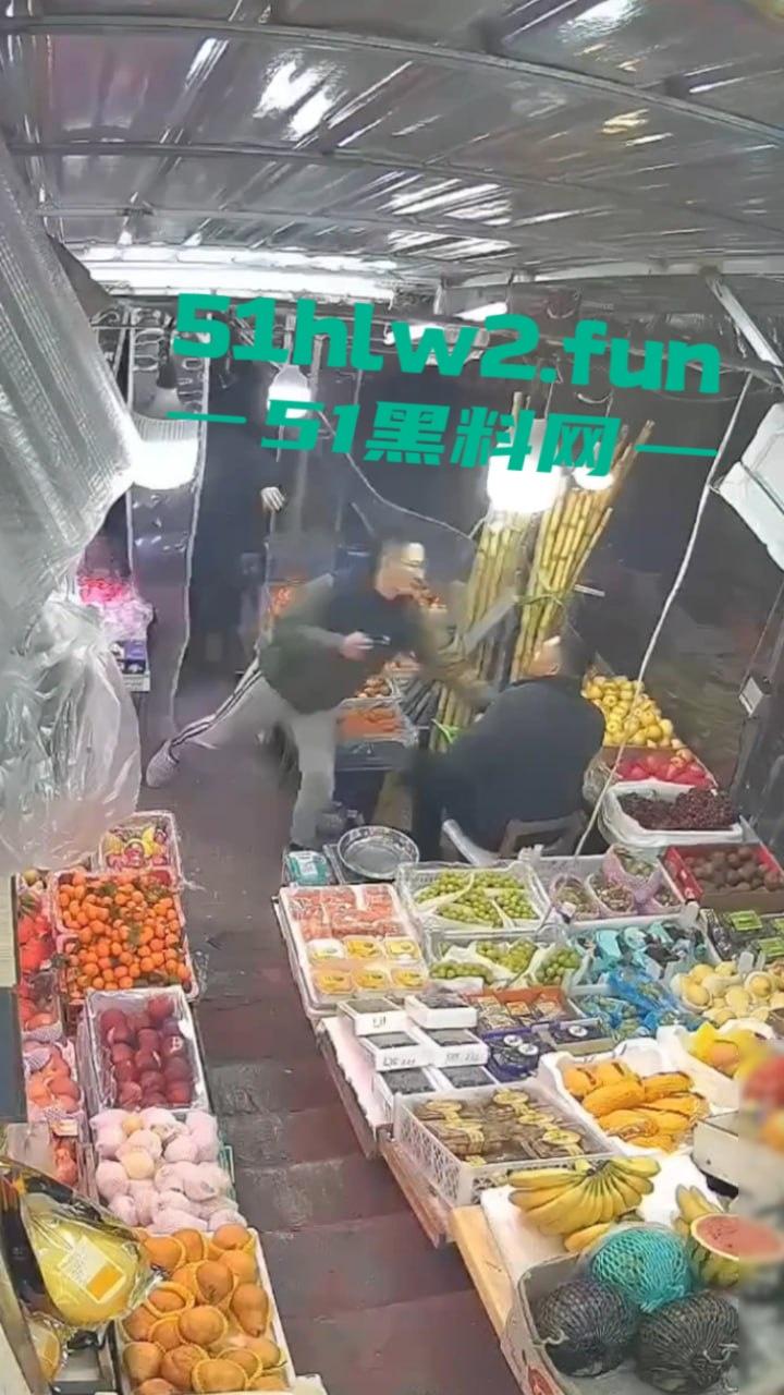 大连某水果店监控，恶意伤人事件曝光水果店老板不仅卖的贵，还缺斤少两以次充好被两男子报复砸摊。-4