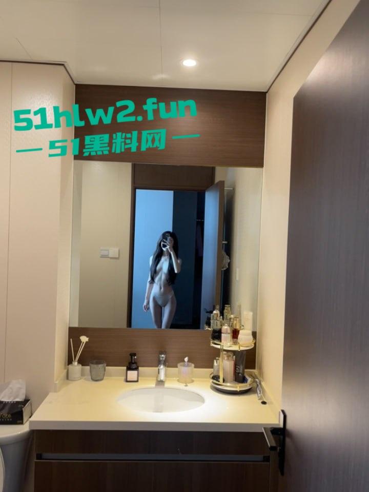 抖音百万粉尤物女神【黎允熙baby】颜值高身材诱人，细腰长腿翘臀性感微密圈付费福利免费看。-10