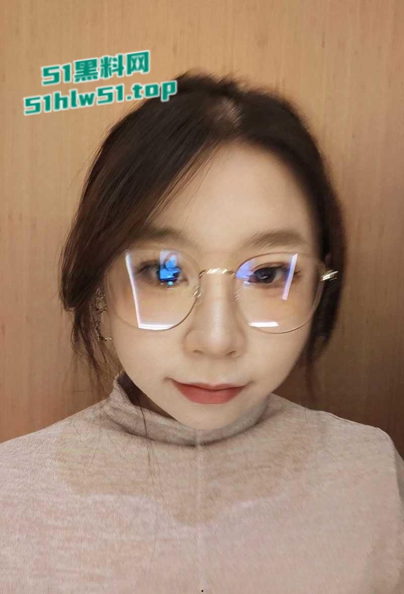 贵阳甜妹【李成乔】不雅视频流出，C杯骚女被炮友无套爆操，多毛蝴蝶逼淫水狂流！-1