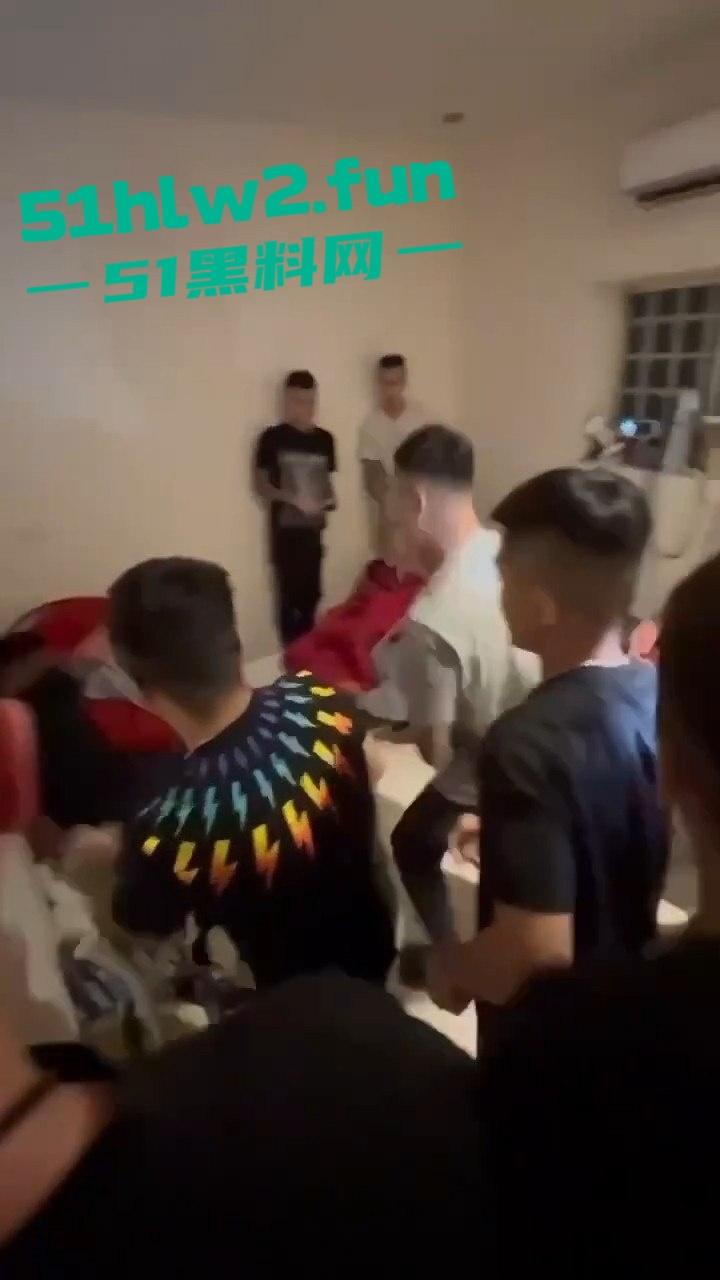 台湾直播主遭一群人拳打脚踢，直播间瞬间变战场，棍子都拿出来了招呼着打，实在是辣眼！-1