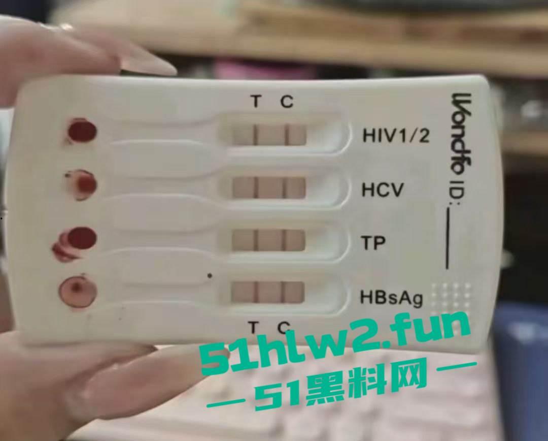 全网疯传的情感导师【Jacker大叔】竟然沦落到找小卡片约，未带小雨伞却遇到了生化母体的毒女被扒。-1