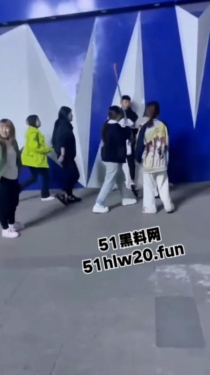 吉林长春精神小妹干架现场，一群精神小妹带着几个小伙围殴俩美女，打人者正在追捕当中。-2