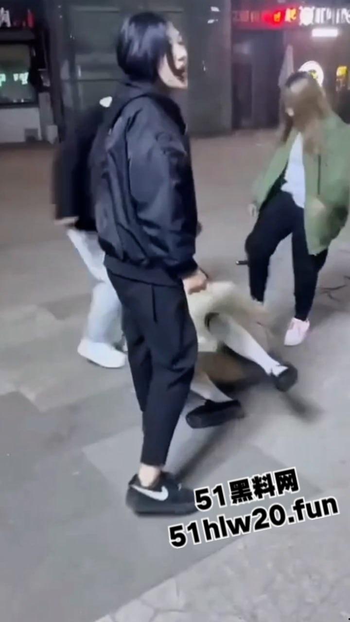 吉林长春精神小妹干架现场，一群精神小妹带着几个小伙围殴俩美女，打人者正在追捕当中。-5