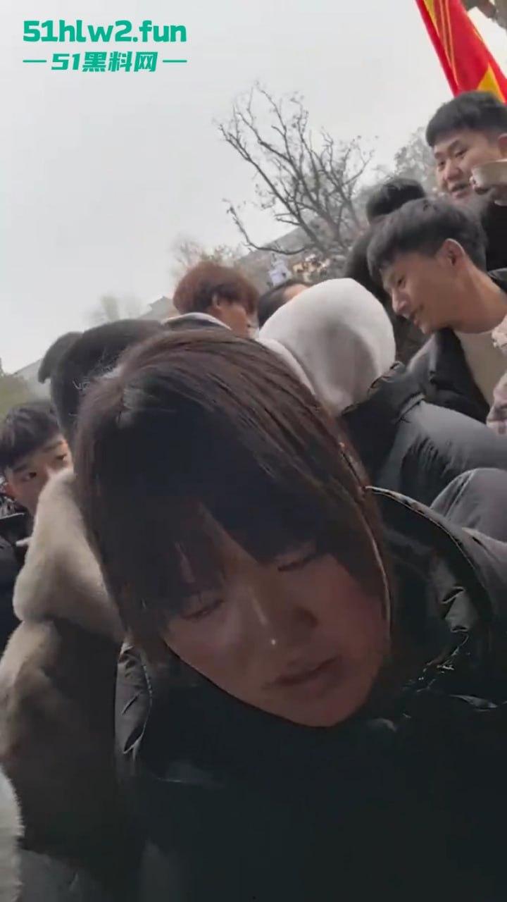 过年出游成风气，路见不平先插队！河南景区多次发生打架事件激烈打斗场面比表演还好看。-3