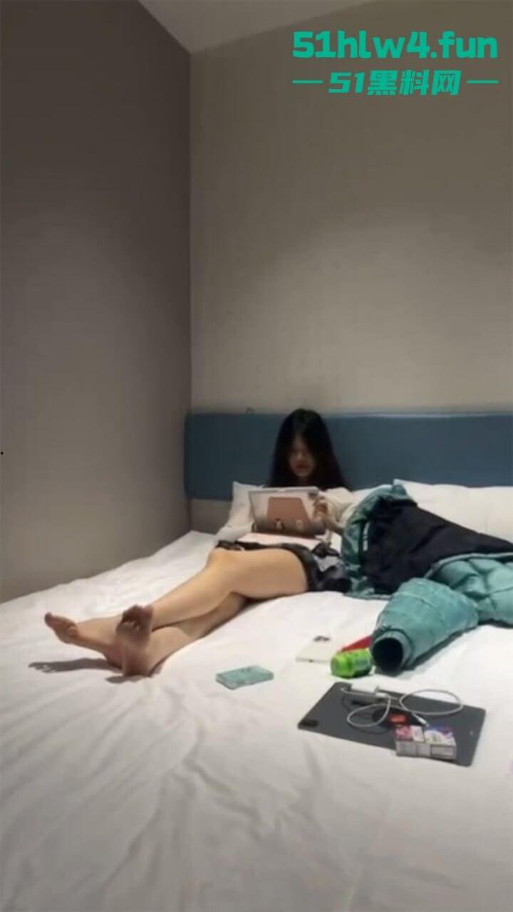 南京钟山技术学院【杨和馨】极品身材反差学生妹,到处约炮给男友带绿帽子聊天记录视频曝光。-1