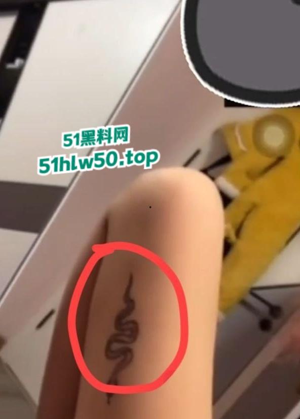 抖音主播【奈奈御子】居家对镜自慰视频疯传，腿上小蛇纹身已实锤！售卖原味内裤以及滋味视频曝光！-1