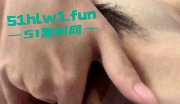 快手反差嫩妹主播【左嫡】身材纤细的大奶女神 和土豪1v1裸聊 展示细腰翘乳秀完美身材-1