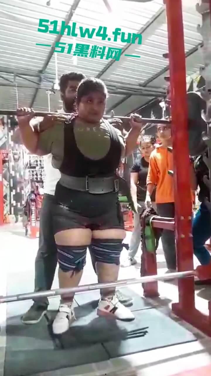 印度17岁举重运动员【YashtikaAcharya】在训练时失去平衡，活生生被270公斤杠铃压死现场视频流出。-6