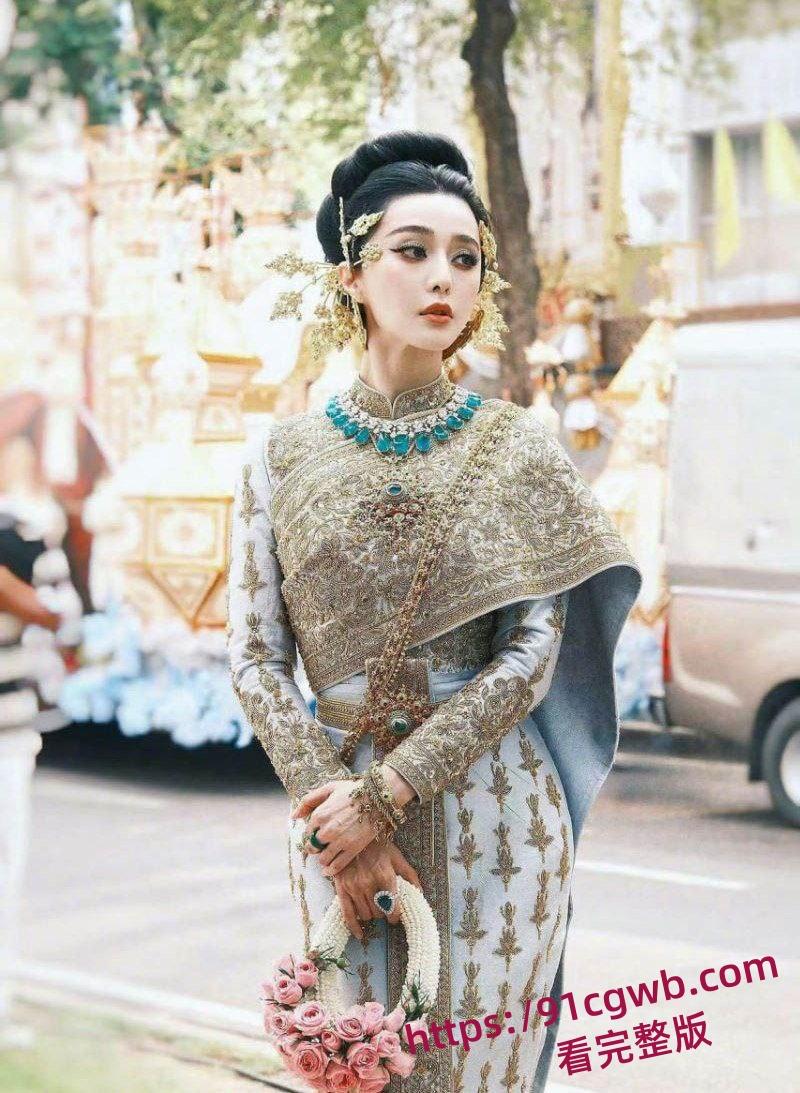 顶流巨星范冰冰现身马来西亚饭局,昔日影后沦落陪唱,独家视频揭秘心酸一刻!-1