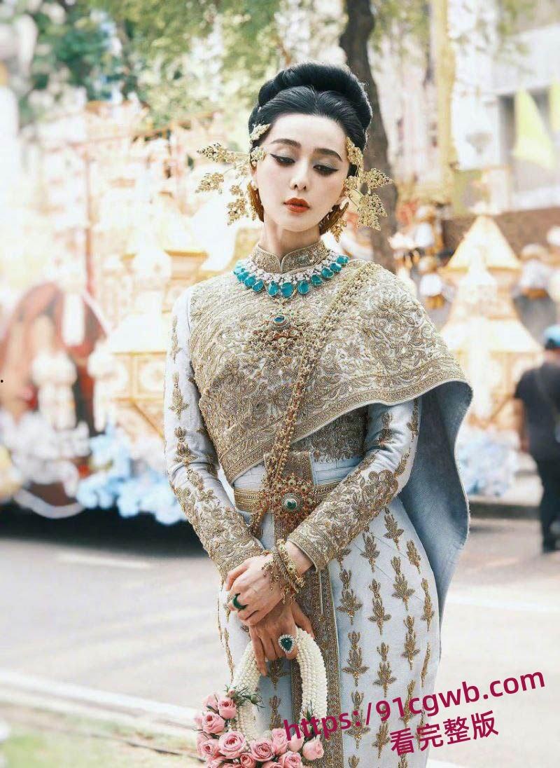 顶流巨星范冰冰现身马来西亚饭局,昔日影后沦落陪唱,独家视频揭秘心酸一刻!-3