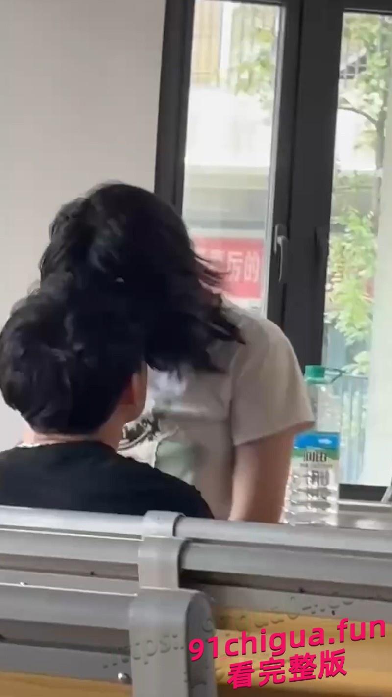 郑州文理学院情侣在教室举止亲密 场面疯狂引发热议！-2