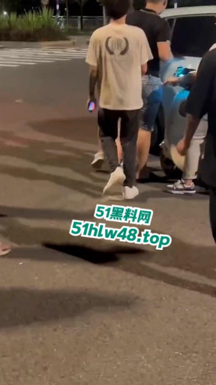 无业小哥偷车当场被抓，惨遭无影脚狂踹被逼互扇耳光，场面炸裂又酸爽。-1