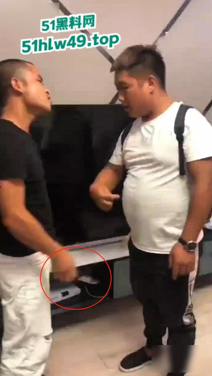 实拍朋友吵架捅刺现场，持刀威胁不服不忿结果大哥说捅就捅，这一刀扎老实了吧！-1