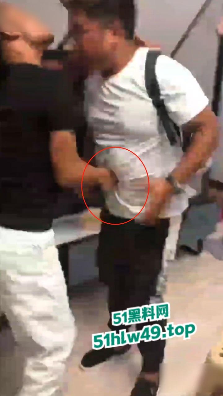 实拍朋友吵架捅刺现场，持刀威胁不服不忿结果大哥说捅就捅，这一刀扎老实了吧！-5