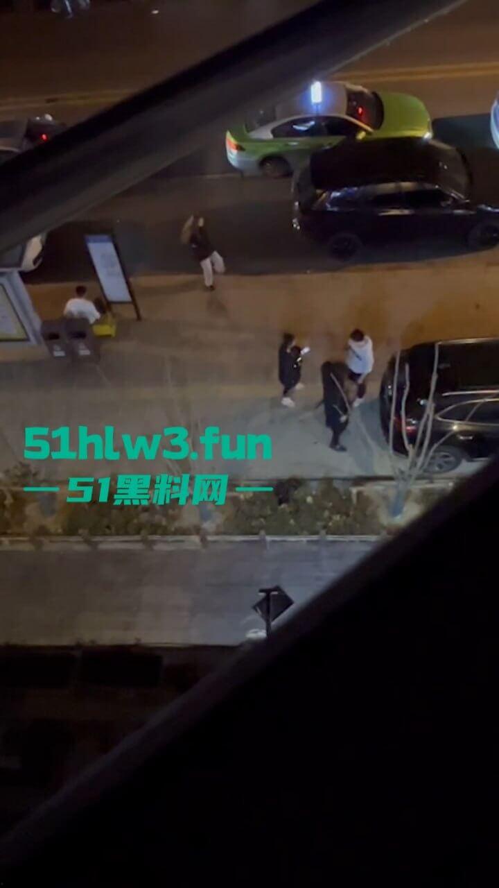 青岛嚣张小太妹醉酒打车辱骂司机被对方一拳KO，当场歇菜，实拍视频曝光！-3