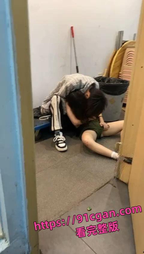 烧烤店男子疑似给女生下药致其意识丧失当众猥亵抠逼-2