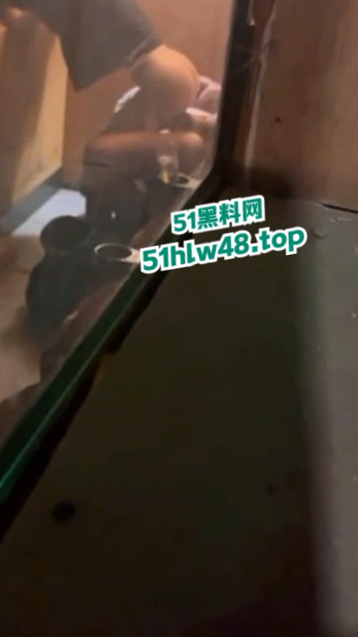 瓜友投稿电影院偷拍操逼，据说女主是没毕业的大学生影院兼职被小主管拿下，小翘臀是真性感啊！-2