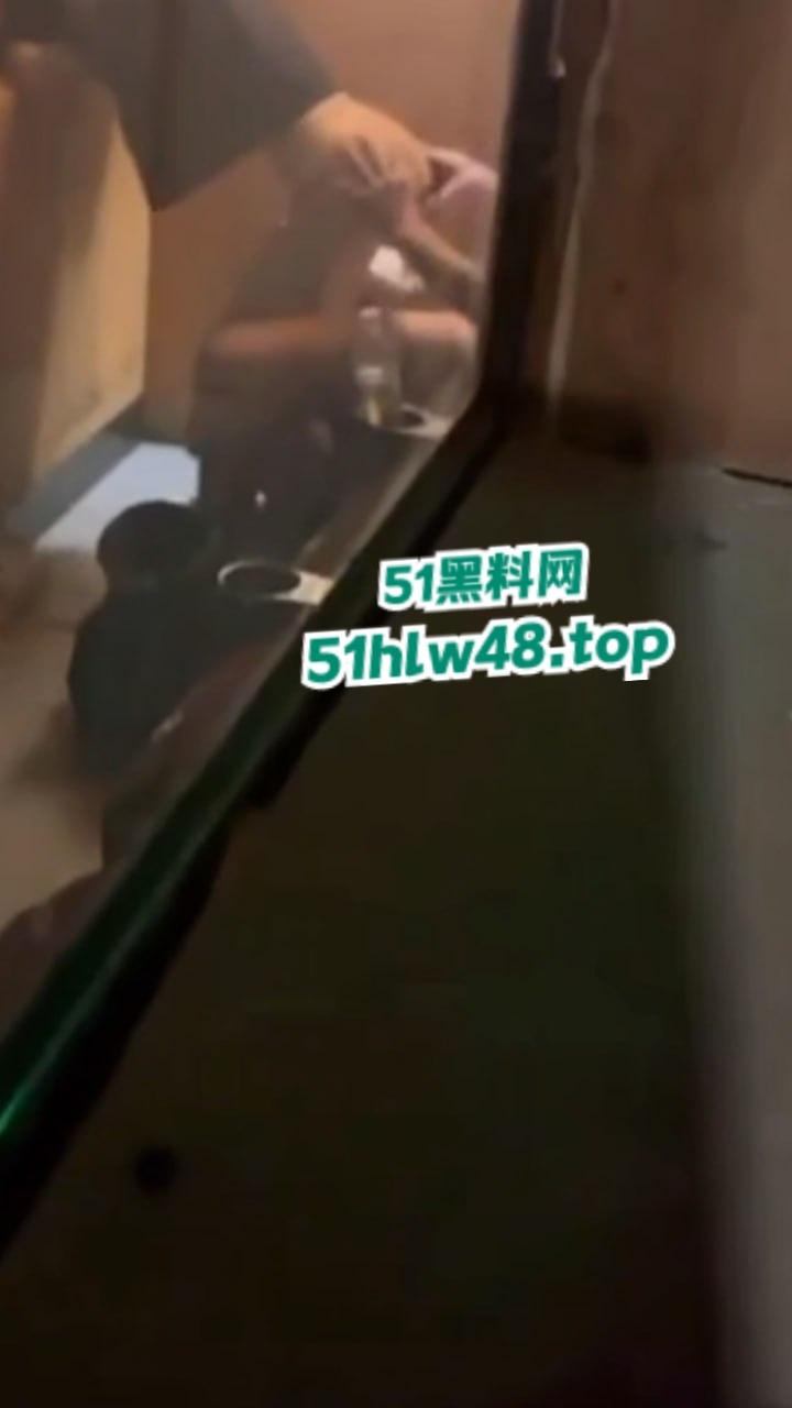 瓜友投稿电影院偷拍操逼，据说女主是没毕业的大学生影院兼职被小主管拿下，小翘臀是真性感啊！-4