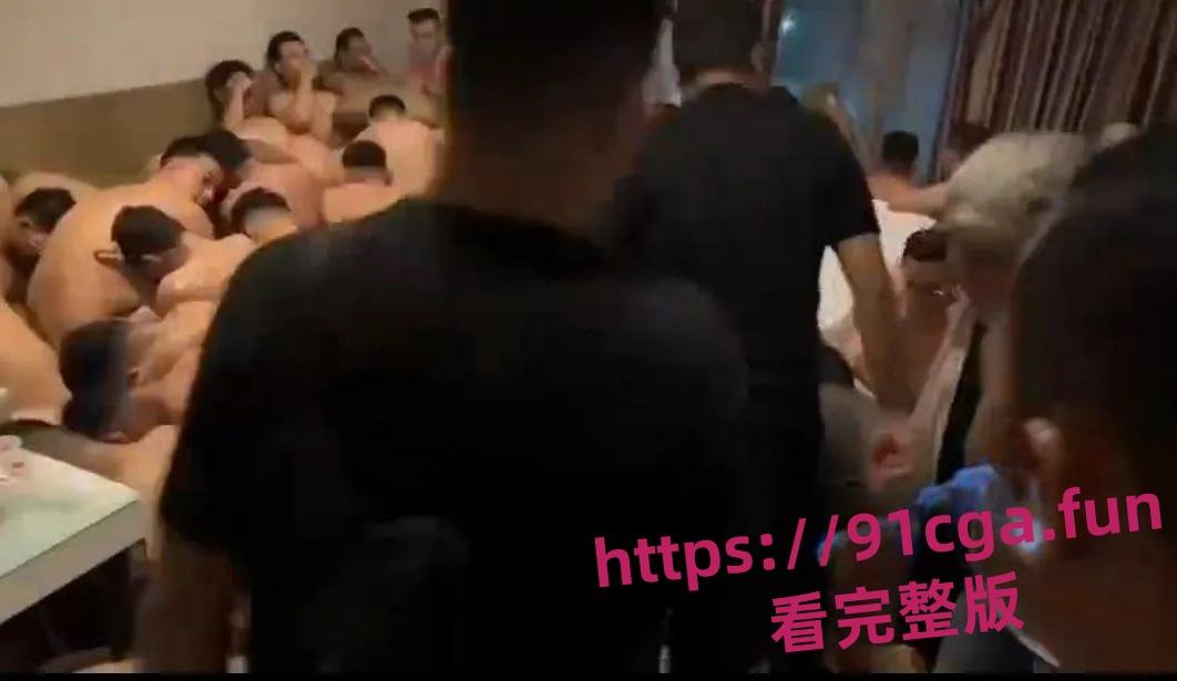 聚众淫乱被抓清一色男男 小小的房间里能有二三十号人！#淫乱#中年大叔#男男-3