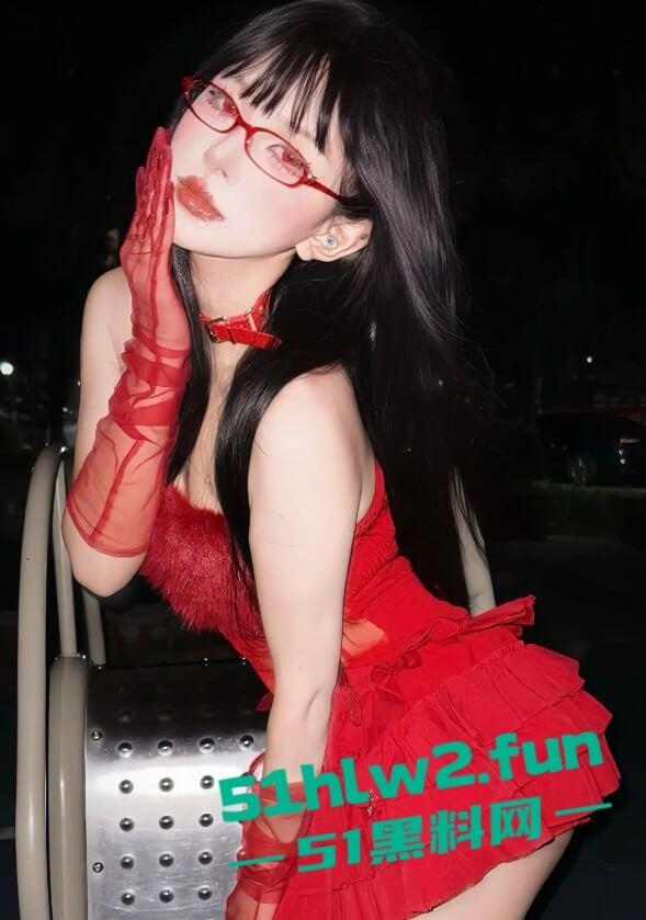 苏州美术学院爱cos的精神妹【方可儿】情趣黑丝白丝各种诱惑榨精，后怼撞击炮台骚贱淫叫！-7