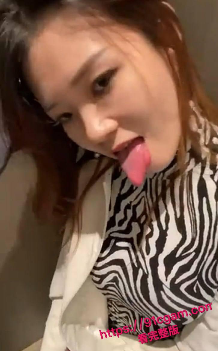 北京柜姐朱艳燕 商场试衣间与情人激情口交 妩媚眼神勾魂 骚浪动作逆天 这淫荡劲谁能顶住啊!-1