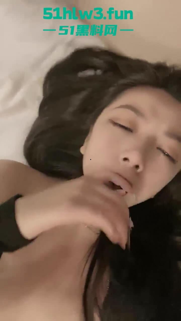 女神【奶球】时隔两年火辣回归，酒店直播约炮猛男一夜三次不停歇，激情视频流出。-3