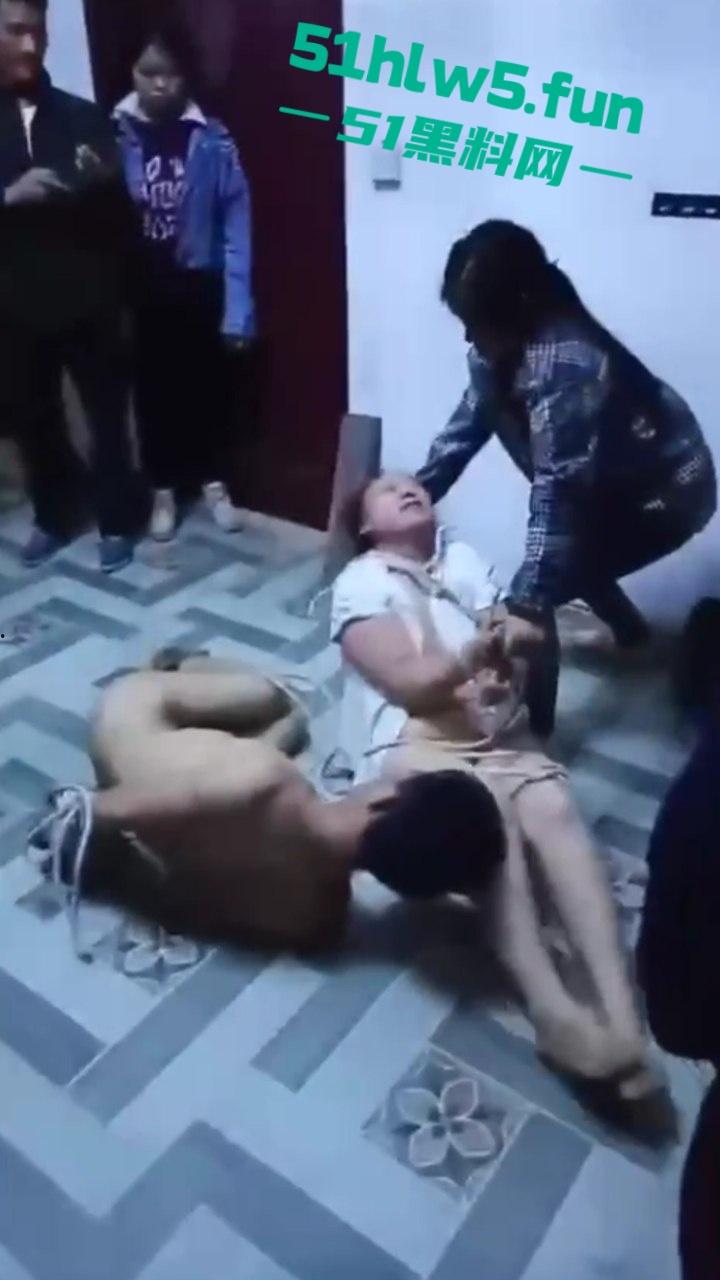 狠人捉奸现场，男子带家人捉奸竟将妻子和情人捆绑，这是要浸猪笼么绑人家属已被刑拘。-3