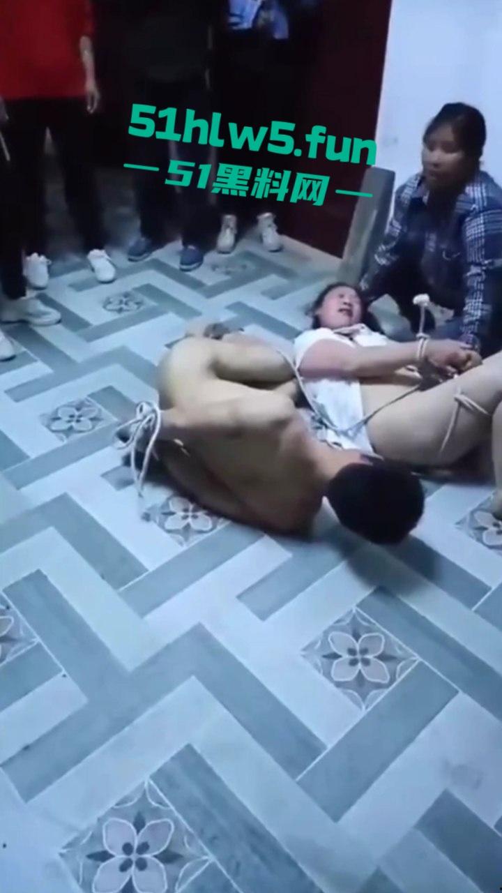 狠人捉奸现场，男子带家人捉奸竟将妻子和情人捆绑，这是要浸猪笼么绑人家属已被刑拘。-6
