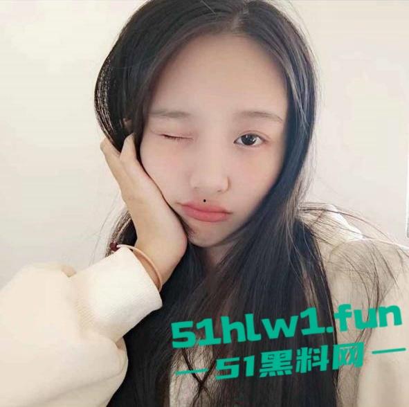 莆田酒店前台【刘芯梦】曝光经理客房做爱调教，母狗自拍泄密小嫩妹嫩穴堪称顶级母狗。-1