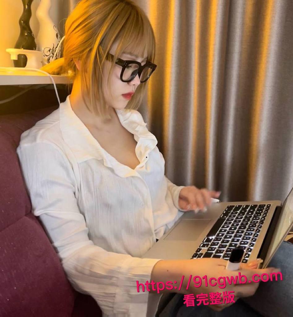 大连沙河口眼镜御姐张文珍私生活大曝光：清纯脸蛋下藏着饥渴骚货本性，洗手间后入狂操精液喷全身，口交水晶棒双重刺激视频全网疯传！-4