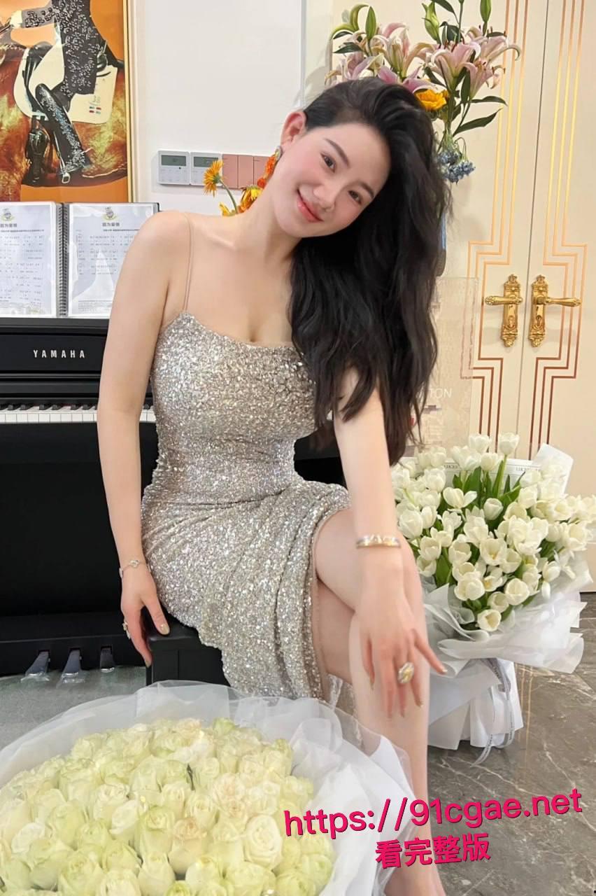 兄弟的老婆出轨被我无意发现，告诉兄弟后喊上我们迷翻他老婆一起轮番操得她骚逼都合不拢！-1