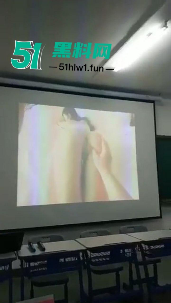 课堂意外变看片现场，男老师误触播放岛国爱情片，全班学生集体围观，女生掩面羞愧！-7
