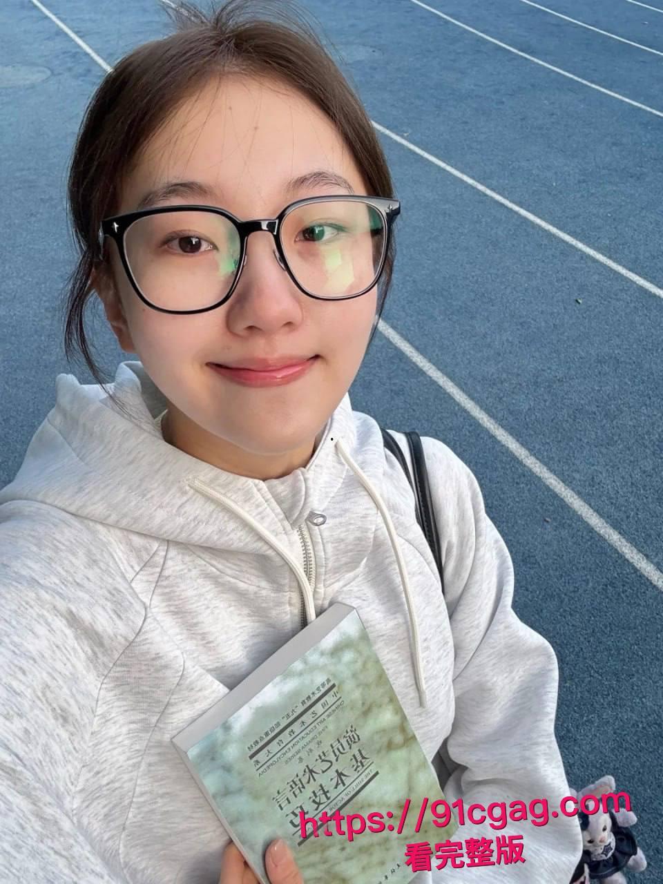 单纯漂亮的极品学妹被我花言巧语约到出租房,给她药翻抱着狠狠一顿操,拍下视频留着要挟她!-1