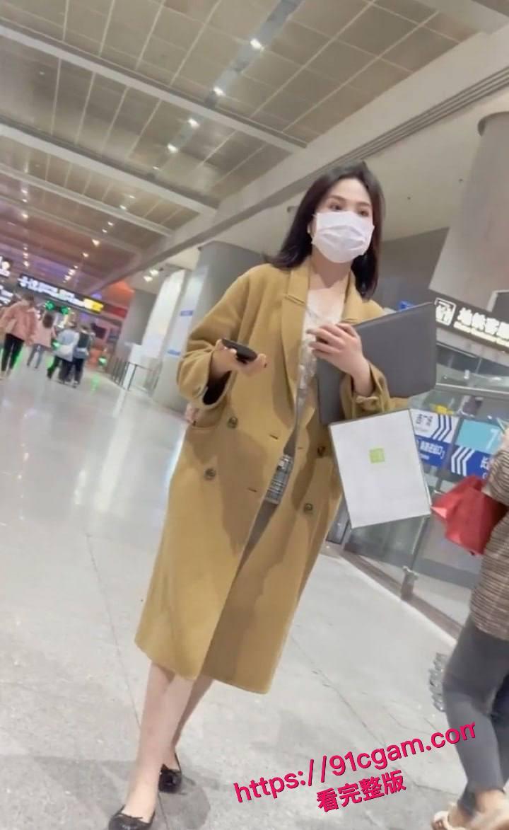 超美少妇真空逛街被大神抄底偷拍！人妻裙下不穿内裤 大黑逼清晰无比 反差十足！-2