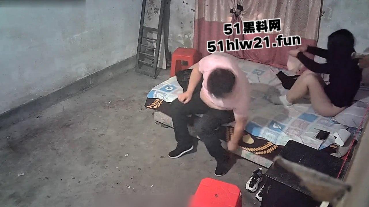 站街女室内监控偷拍，100元的性爱体验几十秒结束战斗，这哥们的速度太快了纯属浪费钱啊。-6