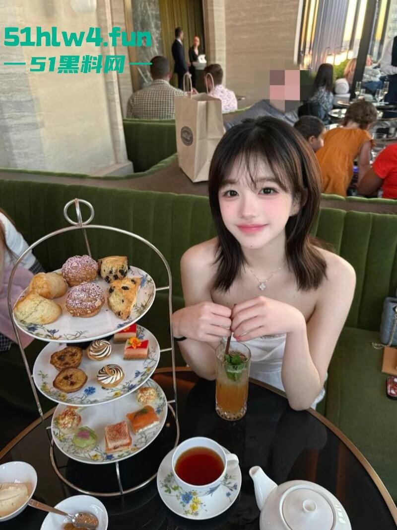 抖音极品尤物【鳗鱼】真实身份【胡雯丽】为赚钱心理扭曲，背着男友偷偷推特下海收门槛费玩裸聊。-3