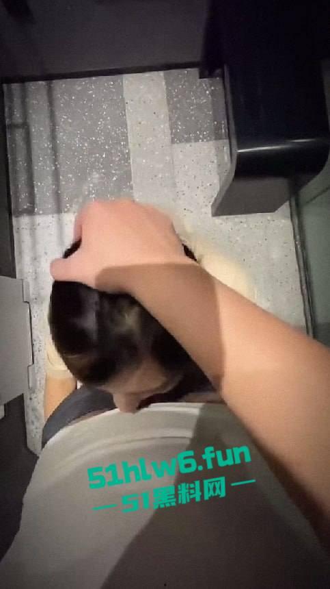 重庆台球厅女助教【梁欣欣】高颜值完美身材尤物，被社会小伙调教成性奴母狗，还带去给兄弟一起操。-4