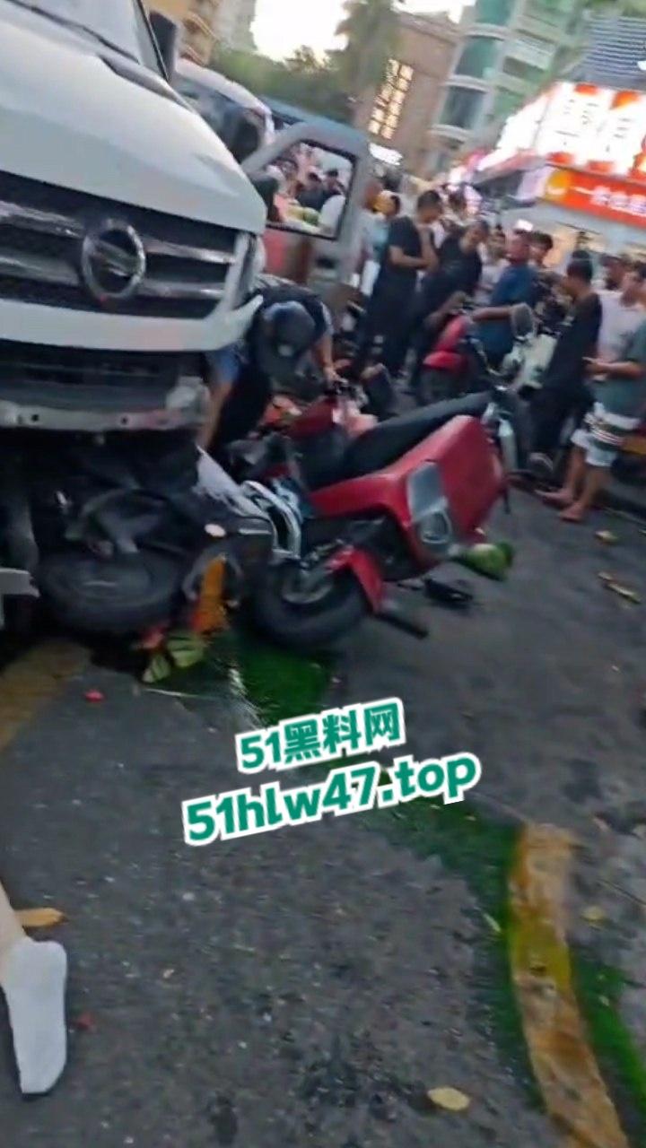 海南三亚金鸡岭路口惊现马路杀手，60岁大妈开货车撞飞一堆电驴和行人，现场十分凄惨混乱！-8