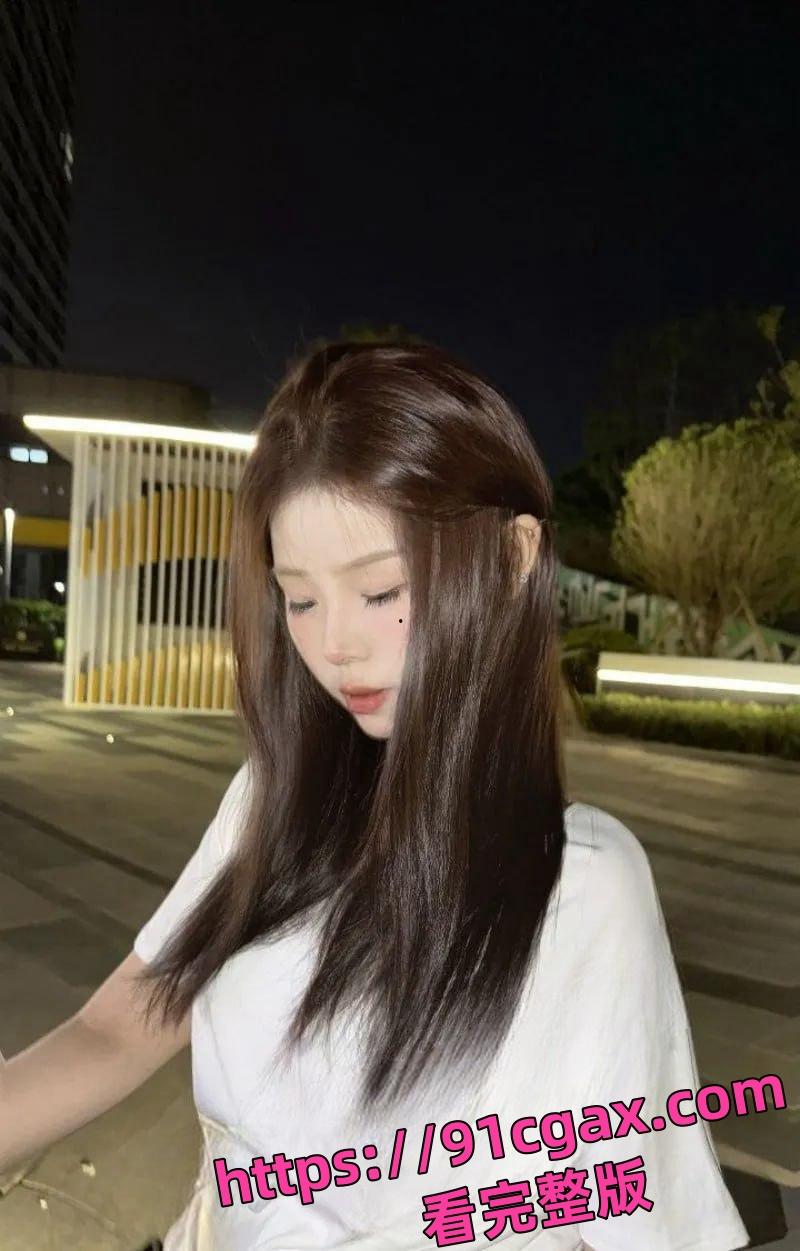 野外口交车内中出!极品尤物跪地求操,保时捷车主野外性爱视频流出!-1